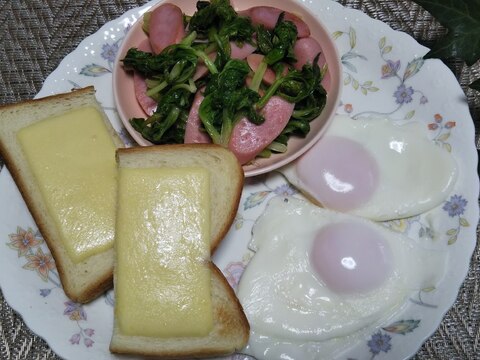 セロリ葉ギョニソ炒めとチーズトーストと目玉焼き☆